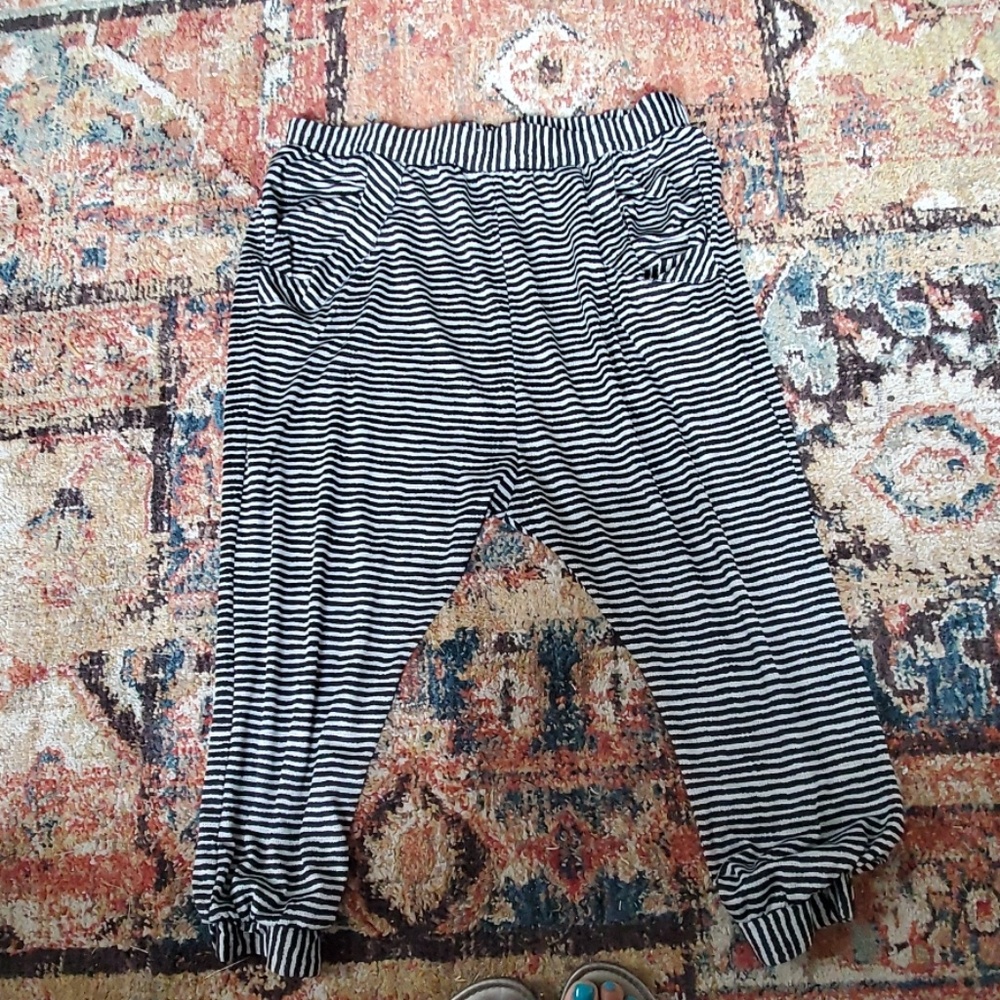 Blavk/white striped baggy capris